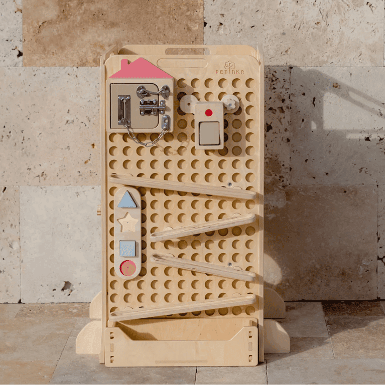 Petinka Torre per bambini piccoli Favority con giocattoli e pannello delle attività